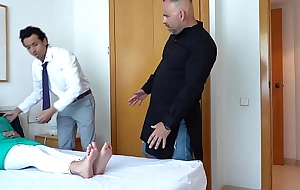 महिला के पति के सामने डॉ  ने उसके साथ बदसलूकी किया और उसे चोदा