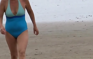 I come back from the beach very disturbed after having flashed myself and I fuck respecting my husband's dead beat friend