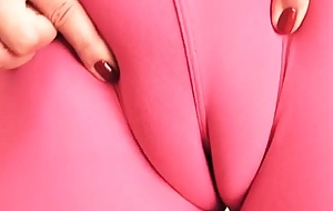 Perfect cameltoe love tunnel in tight spandex working away ass
