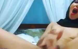 Amateur arab egypt in hijab masturbates creamy pussy to wet shinny up on webcam