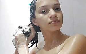 Chap-fallen girl seductive a bath
