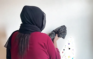 HIJAB Lovemaking - Curvaceous Muslim Real Live-in lover Fucked Unconnected with Home Owner While This babe Cleaning Bed Room (Big Ass Live-in lover Lady-love in Saudi Arab)