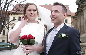 HUNT4K. Attractive Czech bride spends first ill-lighted with rich exotic